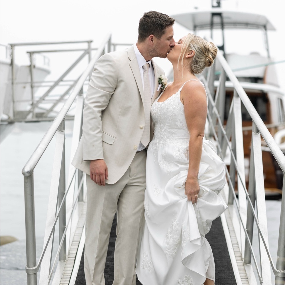 Elegant White Wedding Dress & Matching Veil - Picture 4 of 6